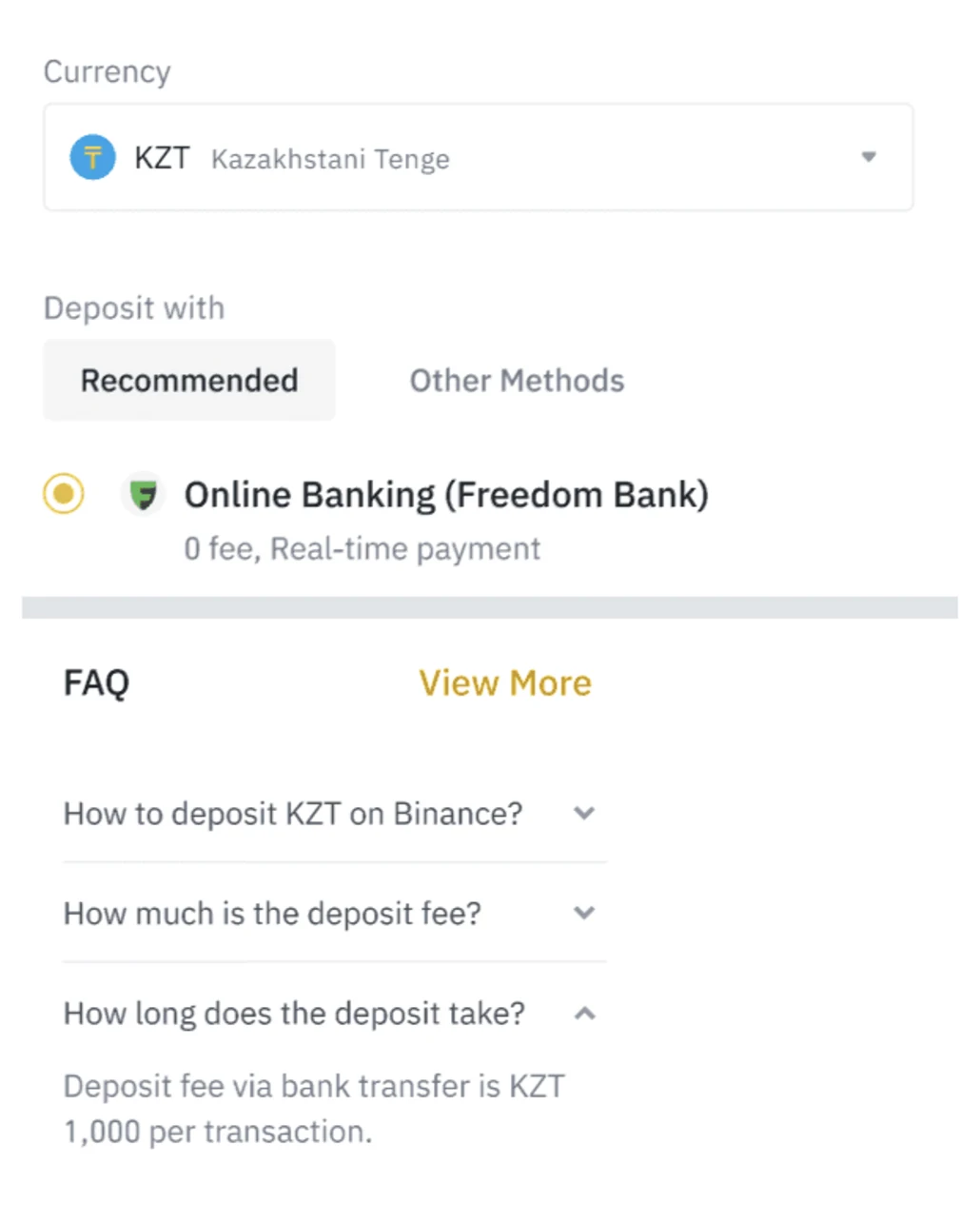 Binance көмек бетіндегі валюта таңдау экранының екі бөлігі: Online Banking (Freedom Bank) жолында «0 fee, Real-time payment», ал оң жақтағы сұрақ-жауап блогында «Deposit fee via bank transfer is KZT 1,000 per transaction»